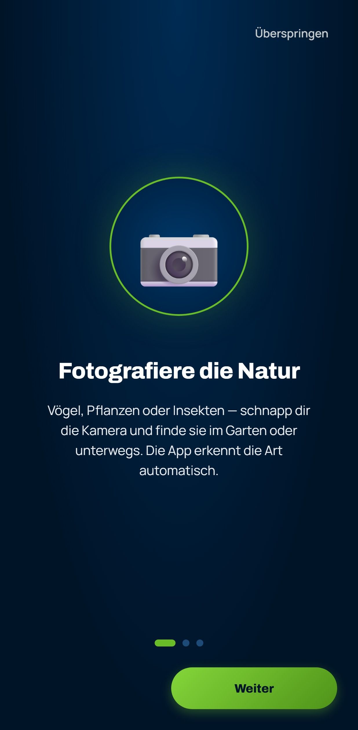 Der erste Schirm der App auf einem Telefon: ein Kamerasymbol im grünen Ring über der Aufforderung, Vögel, Pflanzen oder Insekten zu fotografieren.